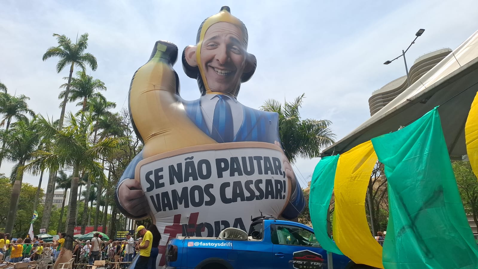 Manifestantes inflam boneco gigante de Rodrigo Pacheco na manhã deste domingo (29) em Belo Horizonte