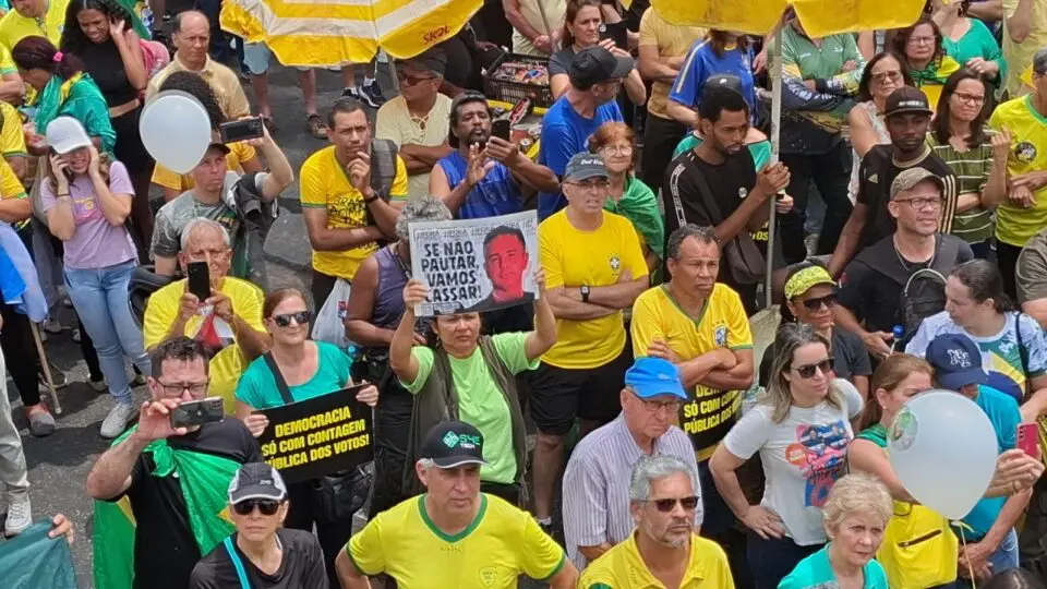 Manifestantes na Praça da Liberdade