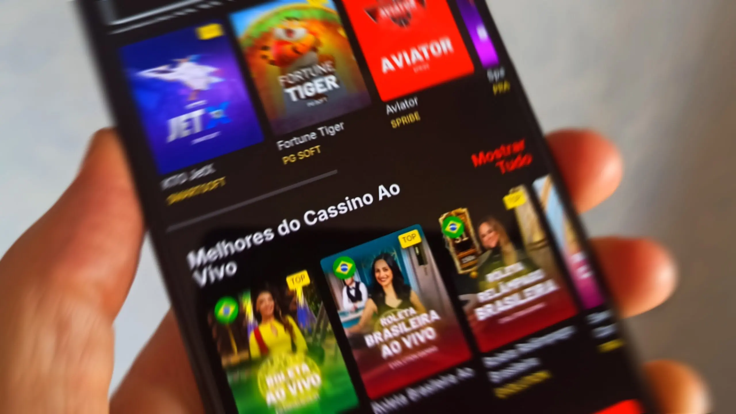 Uso do Bolsa Família para apostar em "bets" deve ser proibido? Dê seu voto!