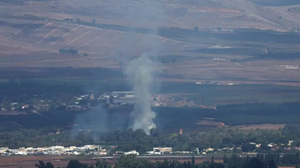 Israel manda evacuar mais aldeias no sul do Líbano enquanto envia tropas à fronteira
