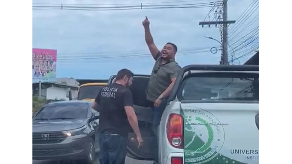 Depois de jogar dinheiro para a população, o candidato a prefeito de Coari (AM) Dr. Raione Cabral (Mobiliza) foi preso pela Polícia Federal em flagrante por corrupção eleitoral.