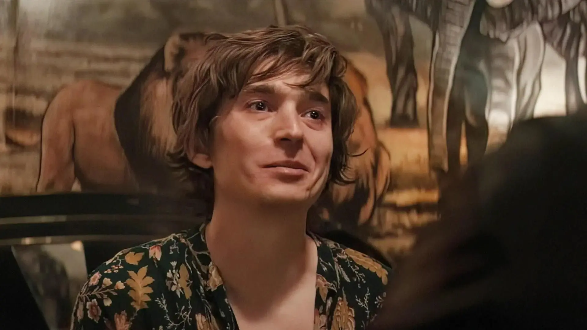 O ator Austin Abrams, de 28 anos, rouba a cena em "Lobos"