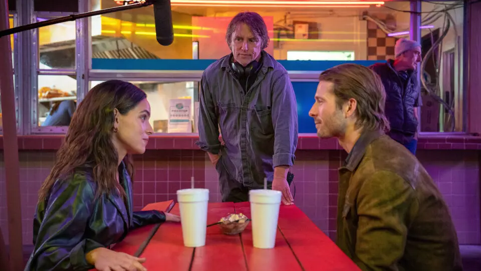 Richard Linklater (ao centro) dirige Adria Arjona e Glen Powell no set de filmagem