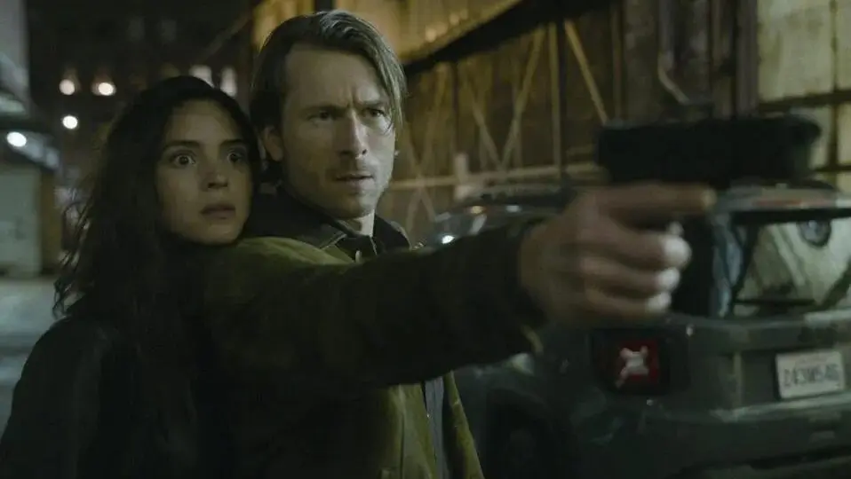 O casal improvável formado por Adria Arjona e Glen Powell