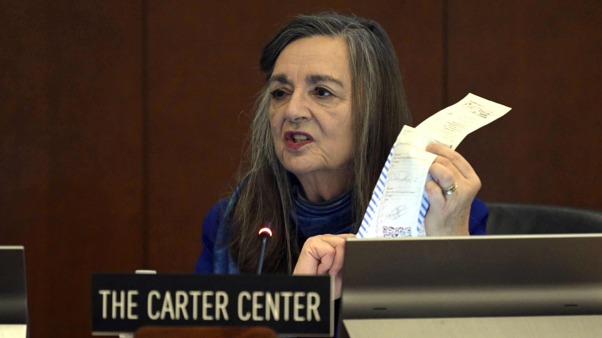 Jennie Lincoln, do Centro Carter, mostra uma das atas da eleição na Venezuela em reunião da OEA.