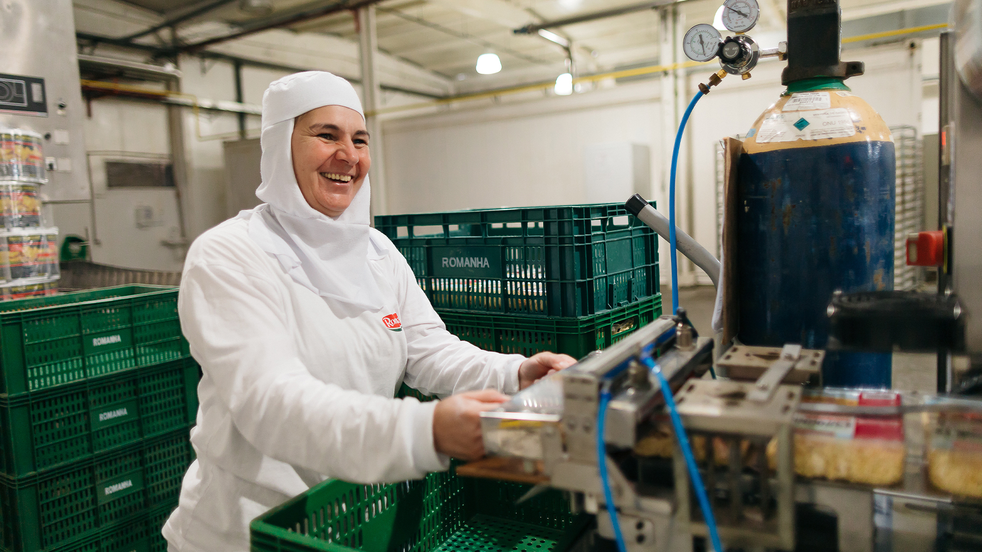 A Romanha investe continuamente no desenvolvimento de seus colaboradores, oferecendo treinamentos e aprimorando processos