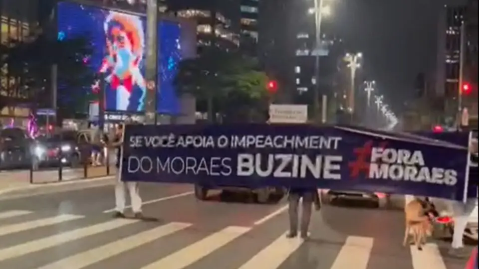 Manifestantes exibem faixa com “Fora Moraes” em ato na Paulista