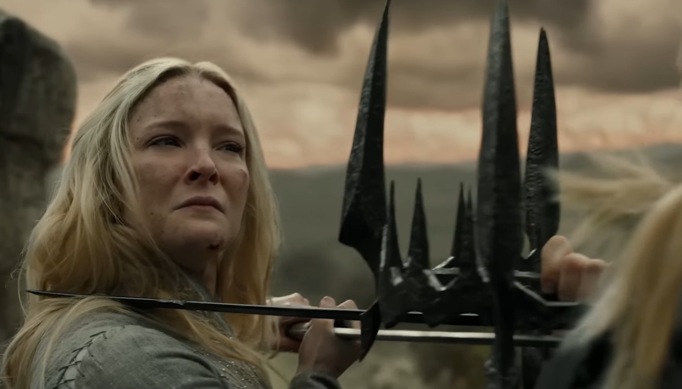 A elfa Galadriel (Morfydd Clark) em embate contra Sauron, que usa sua coroa como arma, na segunda temporada de &#8220;O Senhor dos Anéis: Os Anéis de Poder&#8221;, da Amazon Prime Video.