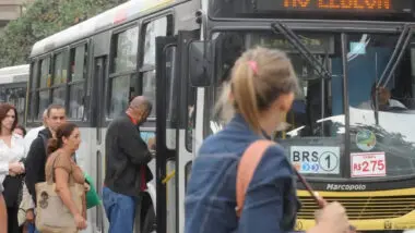 Gratuidade no transporte coletivo nos dias de votação é garantida pelo TSE desde 2022.