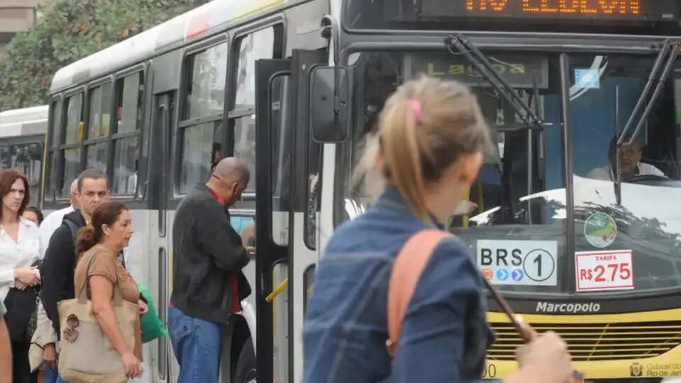 Gratuidade no transporte coletivo nos dias de votação é garantida pelo TSE desde 2022.