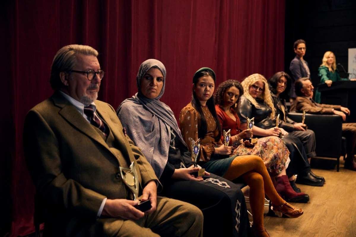 Jean-Michel recebe um prêmio por sua obra literária sob o julgamento de outras homenageadas