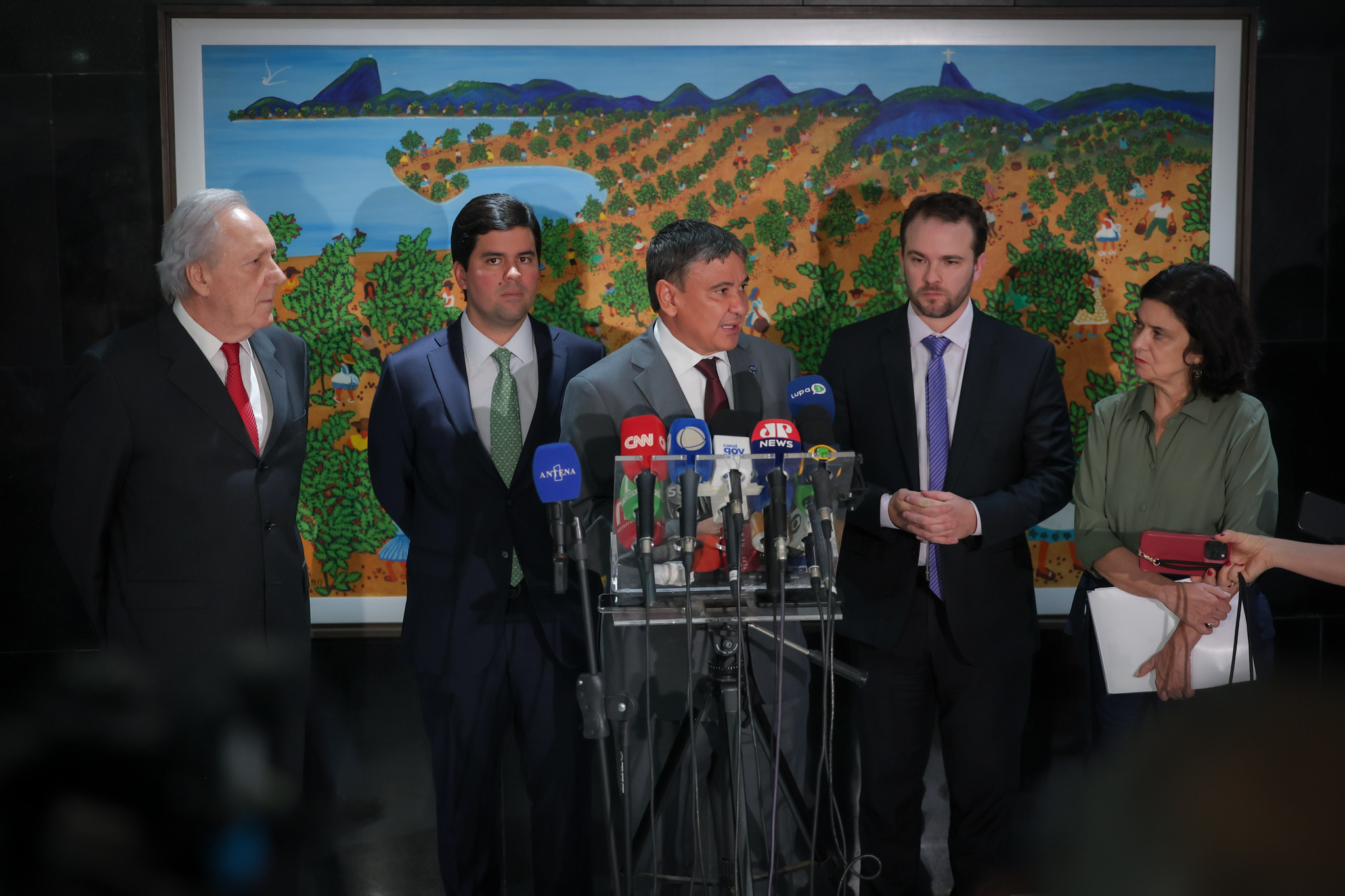 Da esquerda para a direita: Lewandowski, Fufuca, Dias, Durigan e Nísia falam após reunião com Lula sobre bets.