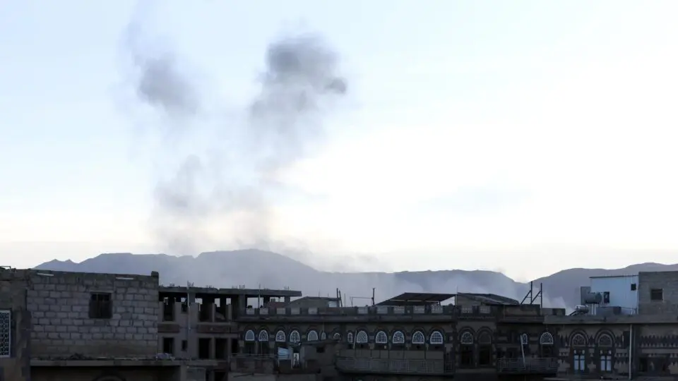 EUA e Reino Unido realizam cerca de 20 ataques contra os houthis no Iêmen