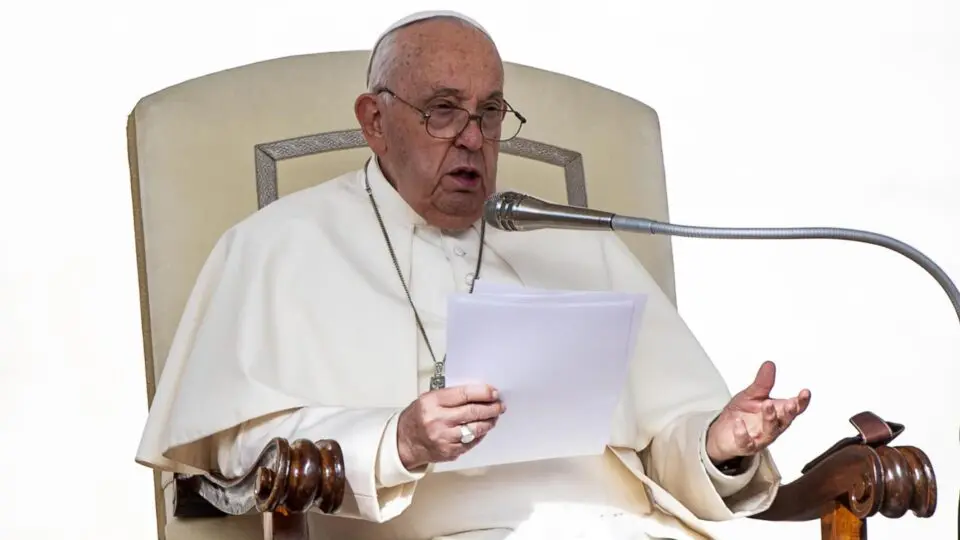 Belgas pedem remoção de registro de batismo após papa chamar aborto de assassinato