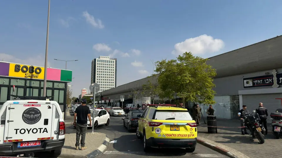 Ataque a tiros em uma estação de ônibus na cidade de Beer Sheva, no sul de Israel, resultou na morte de uma jovem e deixou outras dez pessoas feridas.