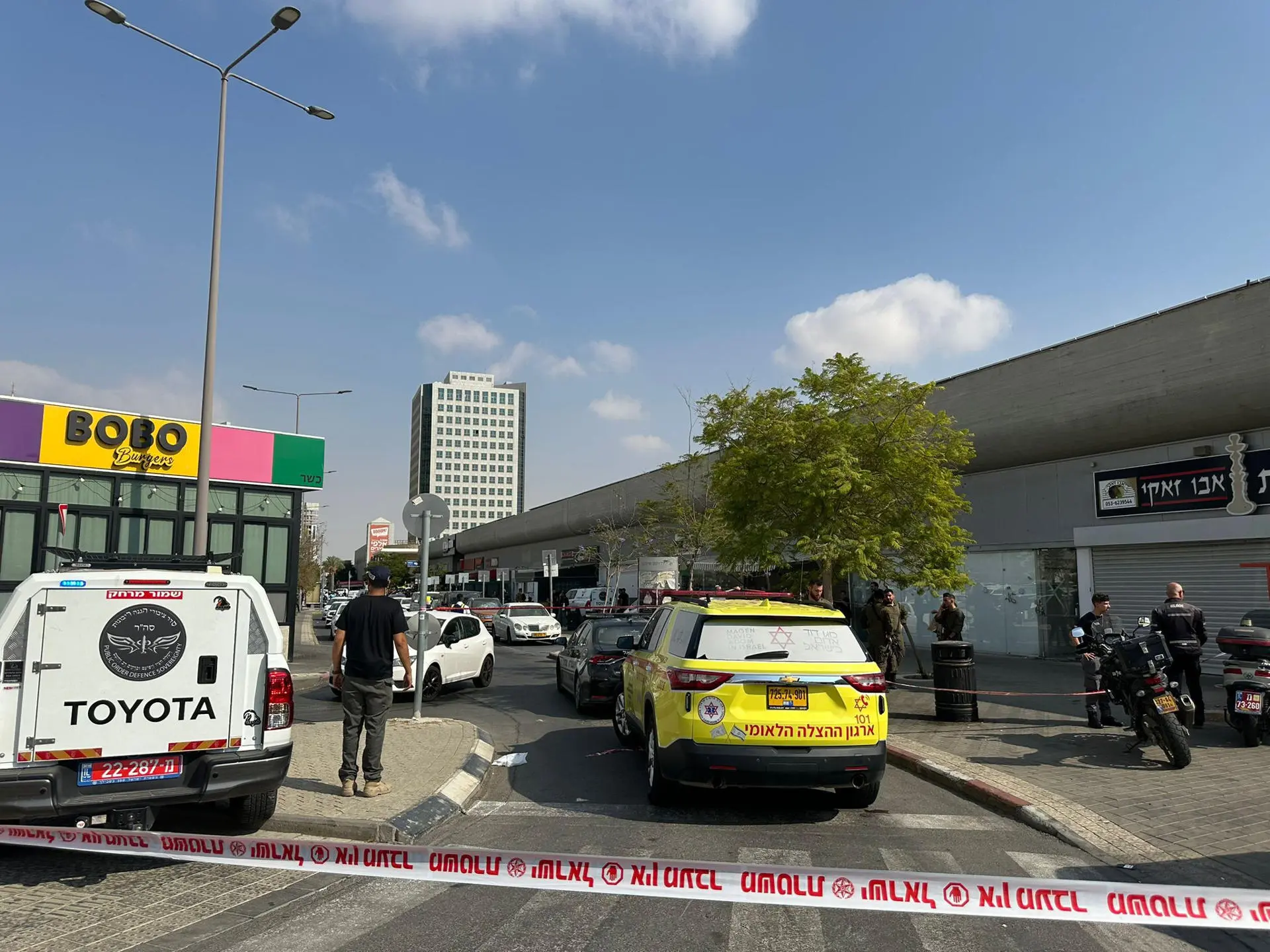 Ataque a tiros em uma estação de ônibus na cidade de Beer Sheva, no sul de Israel, resultou na morte de uma jovem e deixou outras dez pessoas feridas.