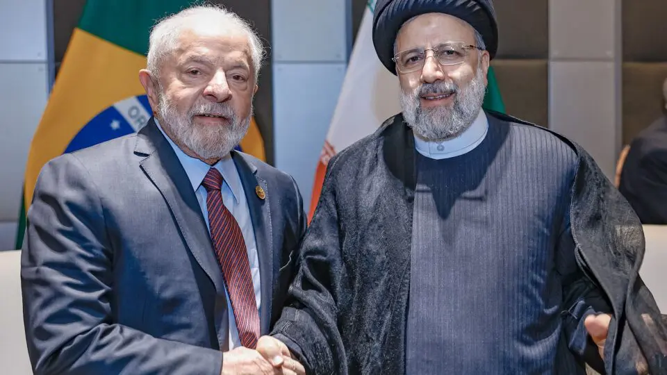 Lula e Ebrahim Raisi durante reunião dos Brics em 2023.
