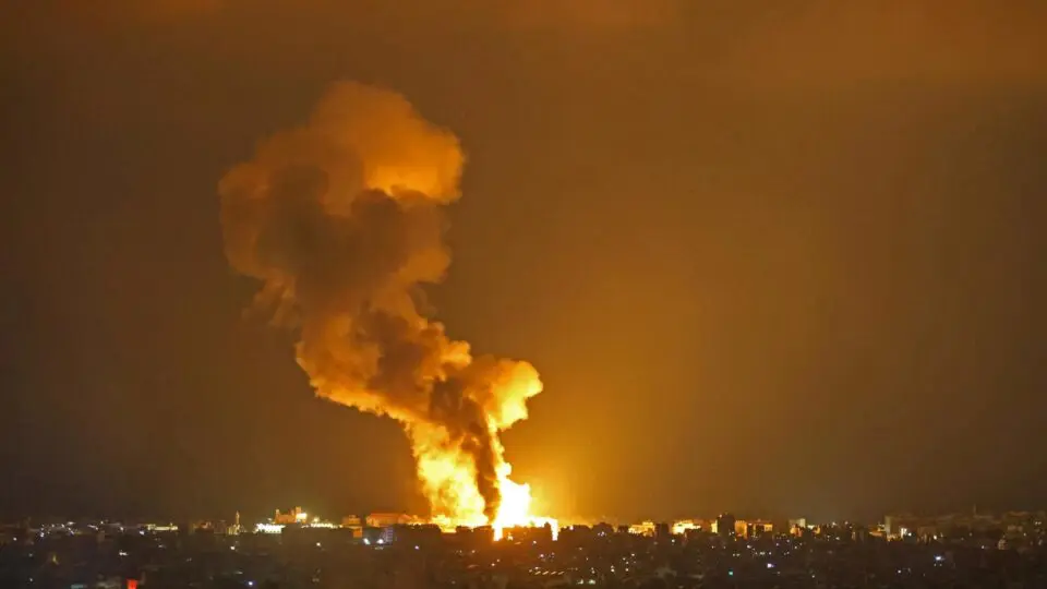 Israel bombardeia sul de Beirute mirando posições estratégicas do Hezbollah