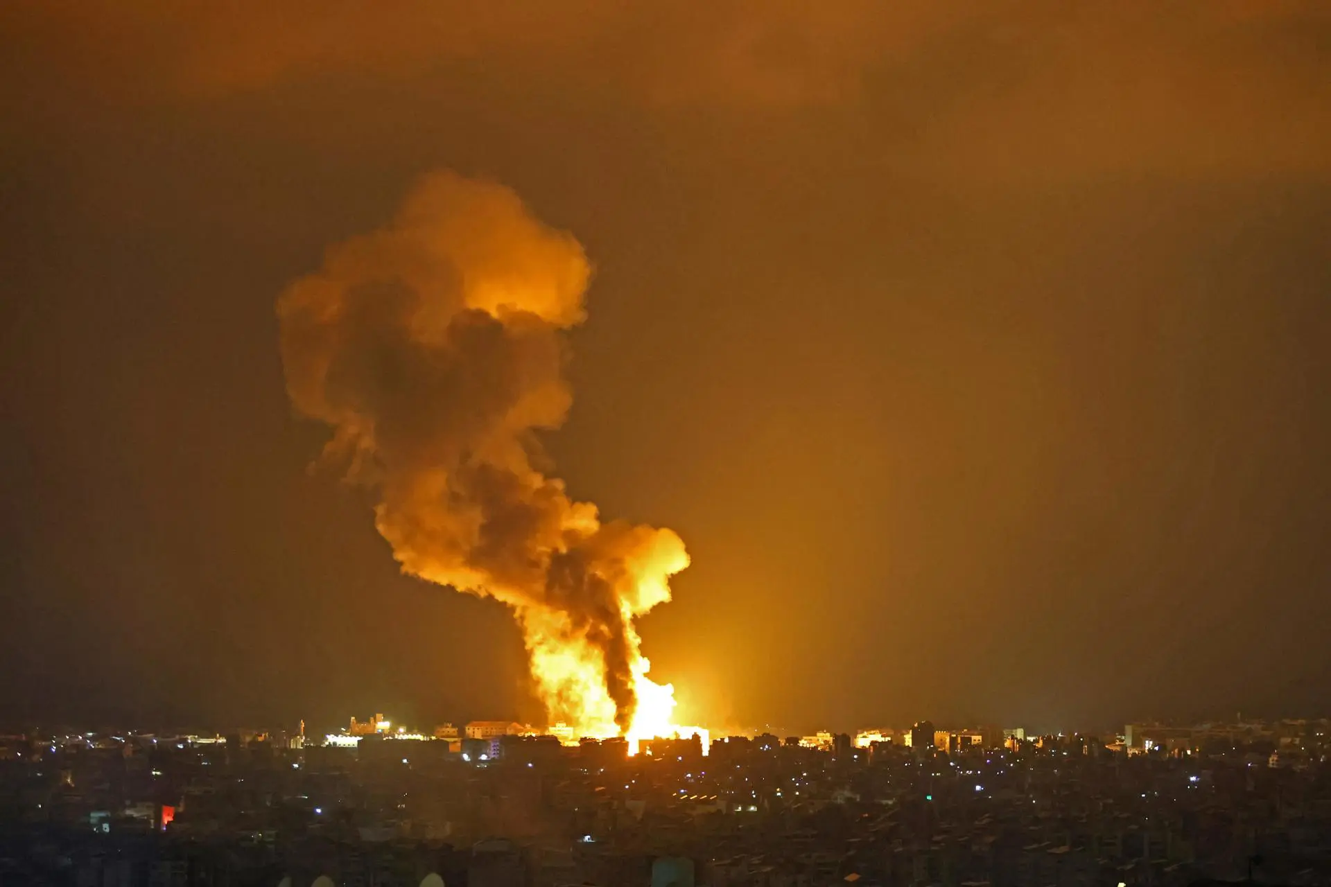 Israel bombardeia sul de Beirute mirando posições estratégicas do Hezbollah