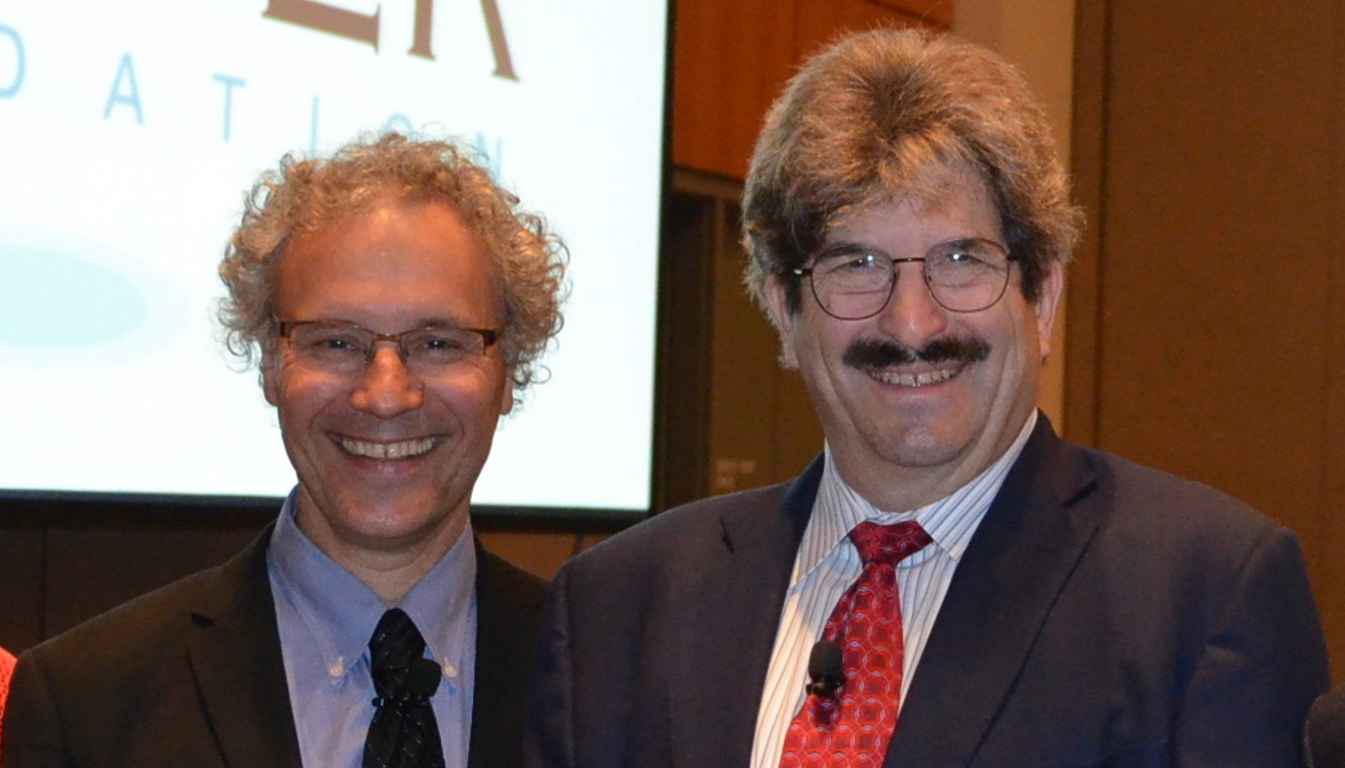 Victor Ambros (esq.) e Gary Ruvkun, laureados do Nobel de Fisiologia ou Medicina em 2024.