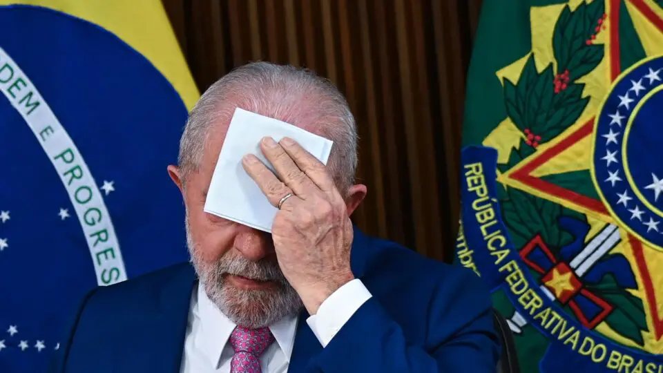 Lula teve um ferimento na parte de trás da cabeça e precisou cancelar a viagem para a Rússia