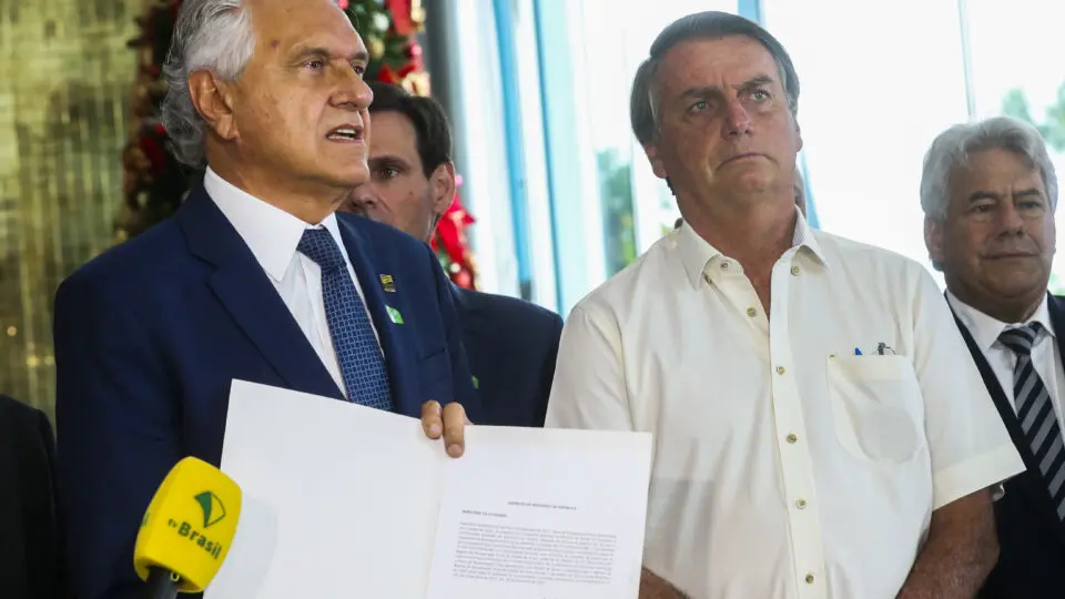 O governador de Goiás, Ronaldo Caiado e o então presidente da República, Jair Bolsonaro em coletiva de imprensa em 2021