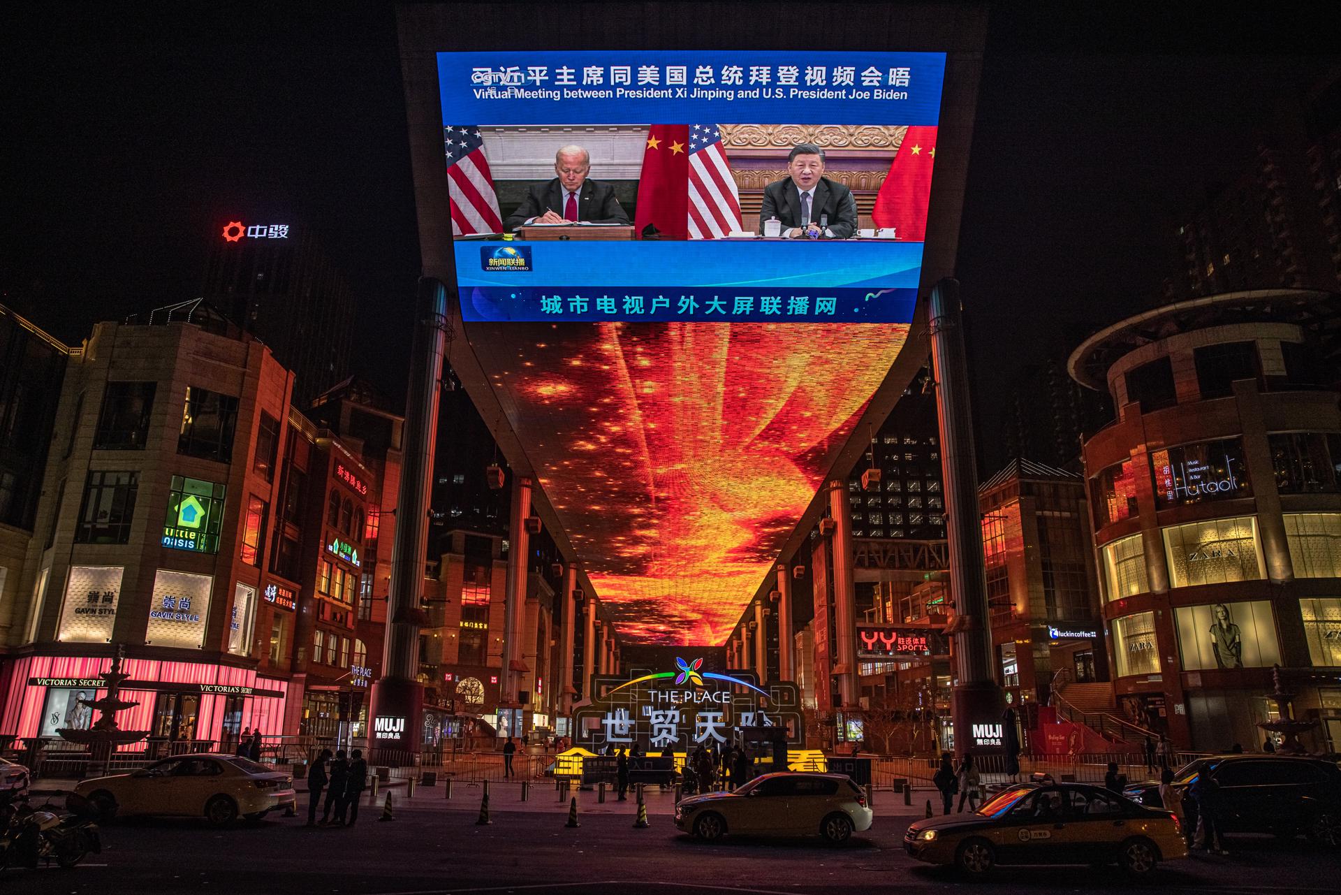 Telão em Pequim, na China, mostrando o presidente dos EUA, Joe Biden (à esquerda), e o ditador da China, Xi Jinping (à direita), participando de uma cúpula virtual em 2021