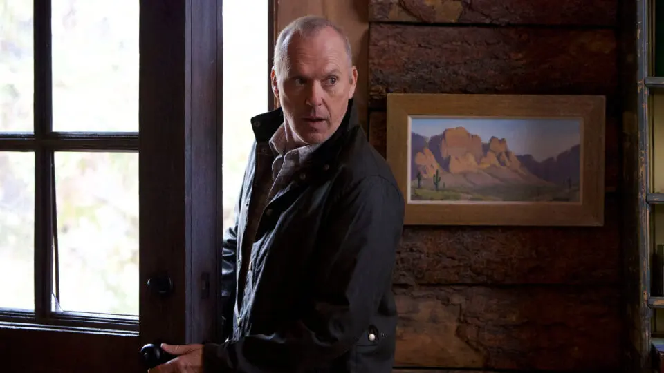 Michael Keaton, de 73 anos, vive um assassino de aluguel em "Pacto de Redenção"