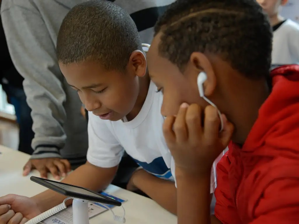 Para profissionais da educação e da saúde, proposta do MEC para proibir uso de celular na escola é um acerto.