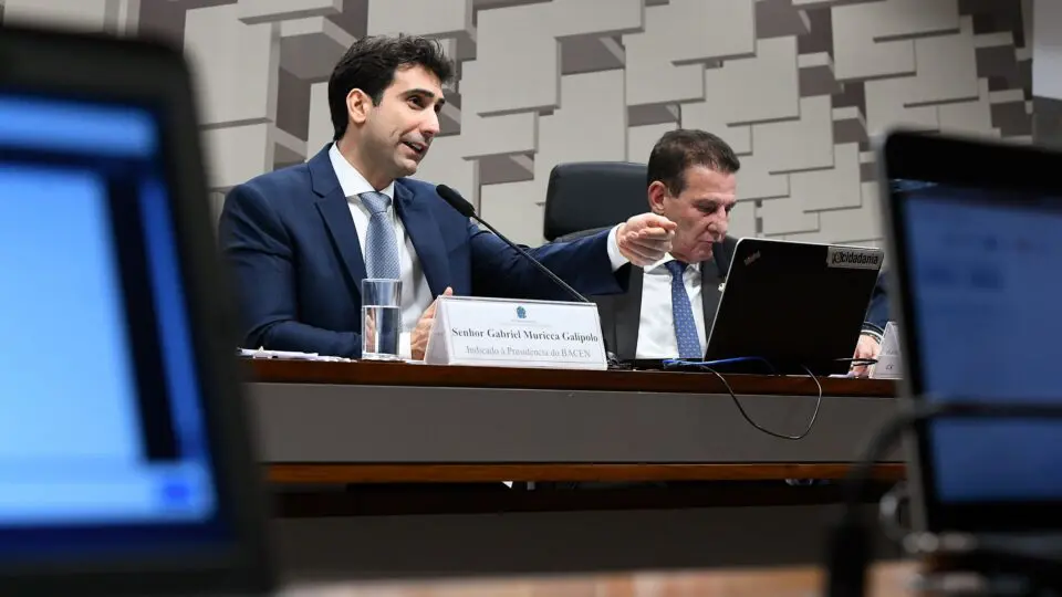 Gabriel Galípolo durante sabatina na CAE do Senado, em 8 de outubro.