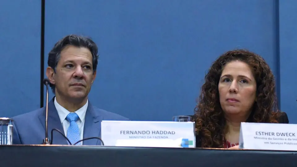 CNC, do comércio, faz campanha contra aumento da dívida pública.