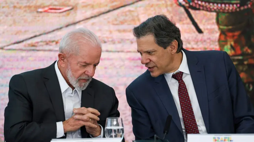 Governo avalia taxar milionários para compensar isenção do IR até R$ 5 mil