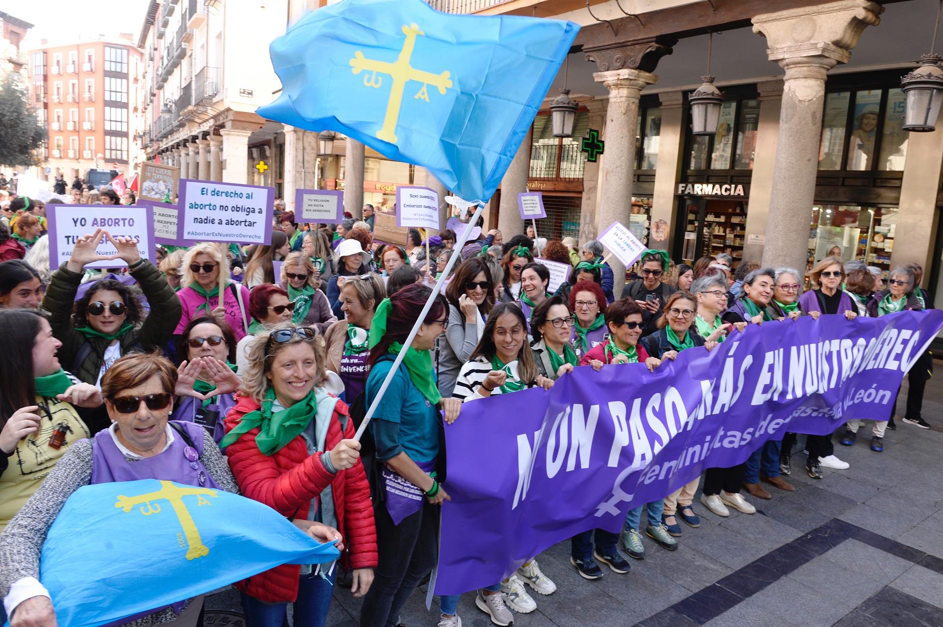 Cerca de quatrocentas manifestantes caminharam por várias ruas centrais de Valladolid para exigir aborto &#8220;seguro e gratuito&#8221;: mais de 100 mil abortos foram realizados na Espanha em 2023