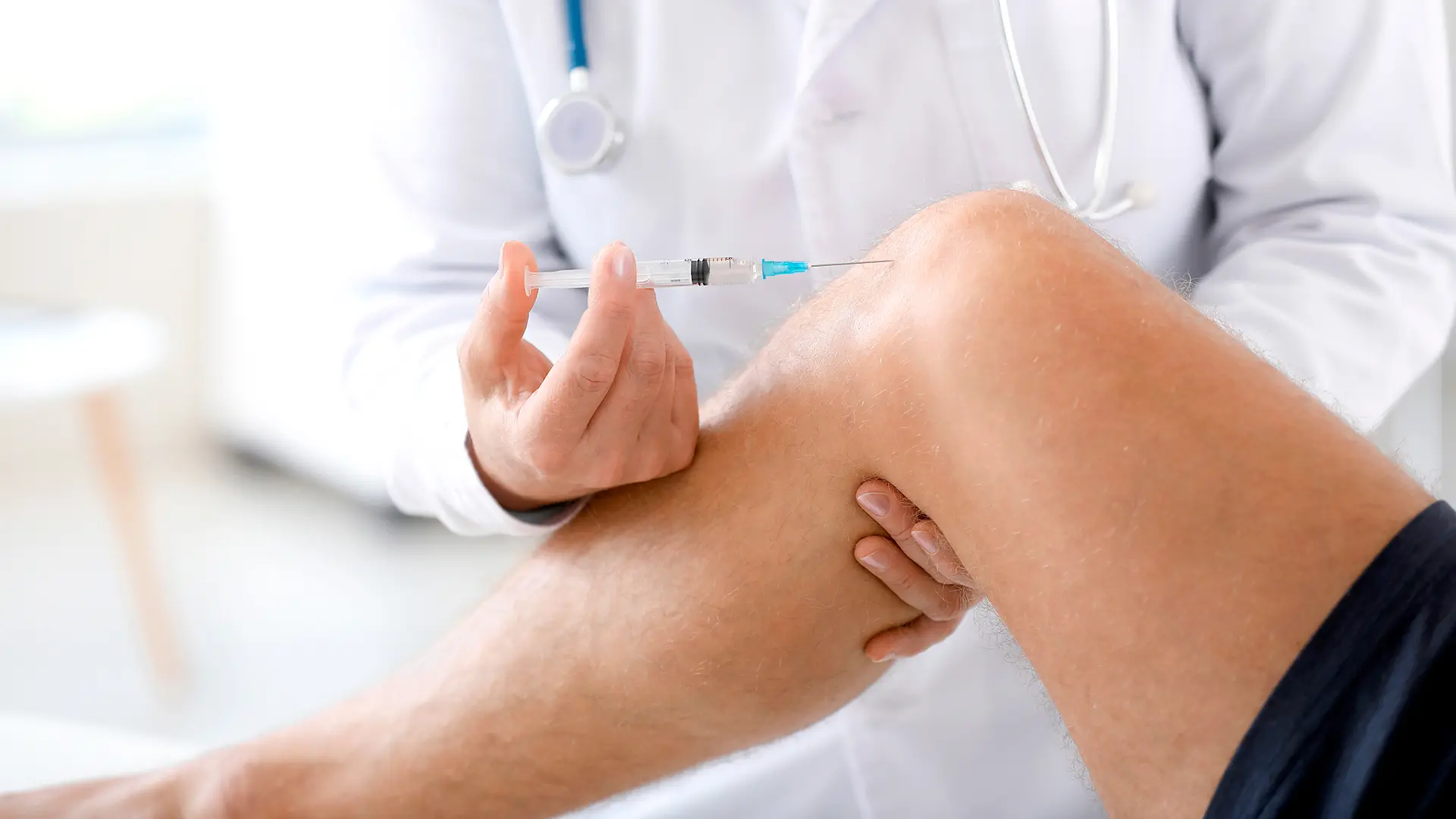 A infiltração com ácido hialurônico alivia as dores causadas pelo desgaste no joelho e ajuda a recuperar a mobilidade