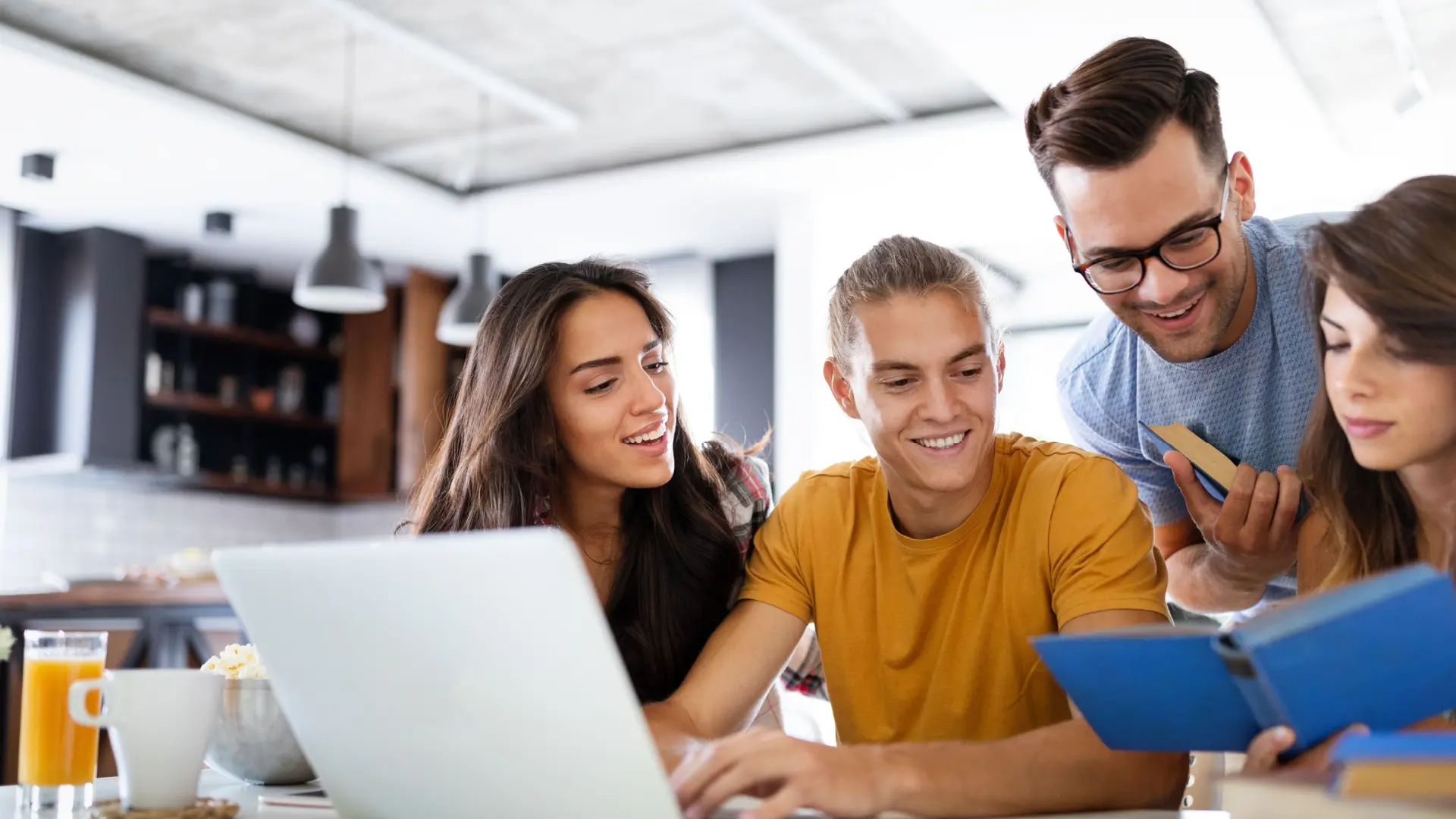 Grupo de colaboradores aderindo aos ensinamentos digitais 