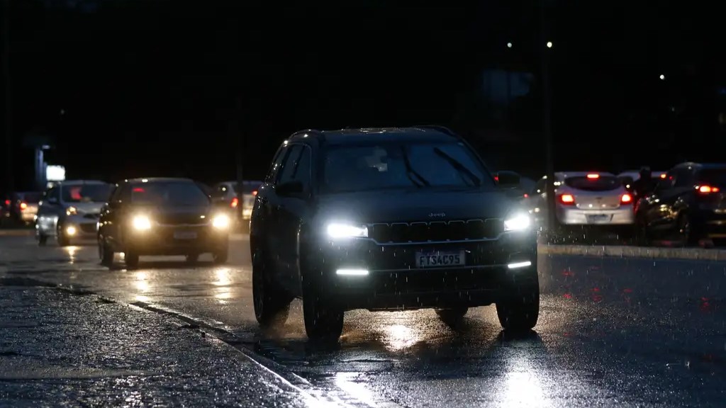 Temporal em São Paulo deixa 4 mortos e 2 milhões com o serviço de energia elétrico interrompido.