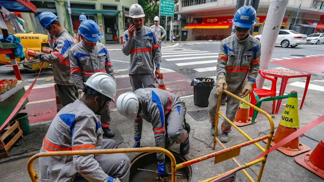 Quase meio milhão de unidades consumidoras da Enel ainda estão sem energia neste domingo (13) em São Paulo.