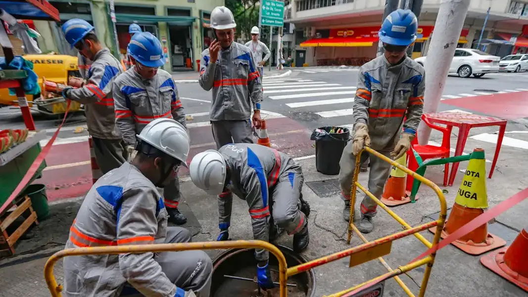 Quase meio milhão de unidades consumidoras da Enel ainda estão sem energia neste domingo (13) em São Paulo.