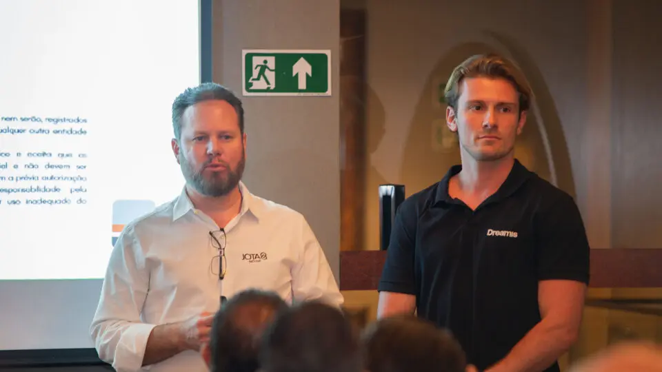 Henry Fucker, diretor da JOTA8, e Daniel Pizzato, sócio da Dreamis, durante roadshow imobiliário em Londrina 