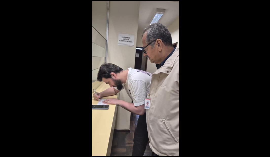 Imagem mostra Filipe Martins durante cumprimento de medida cautelar que o obriga a se apresentar semanalmente à Justiça