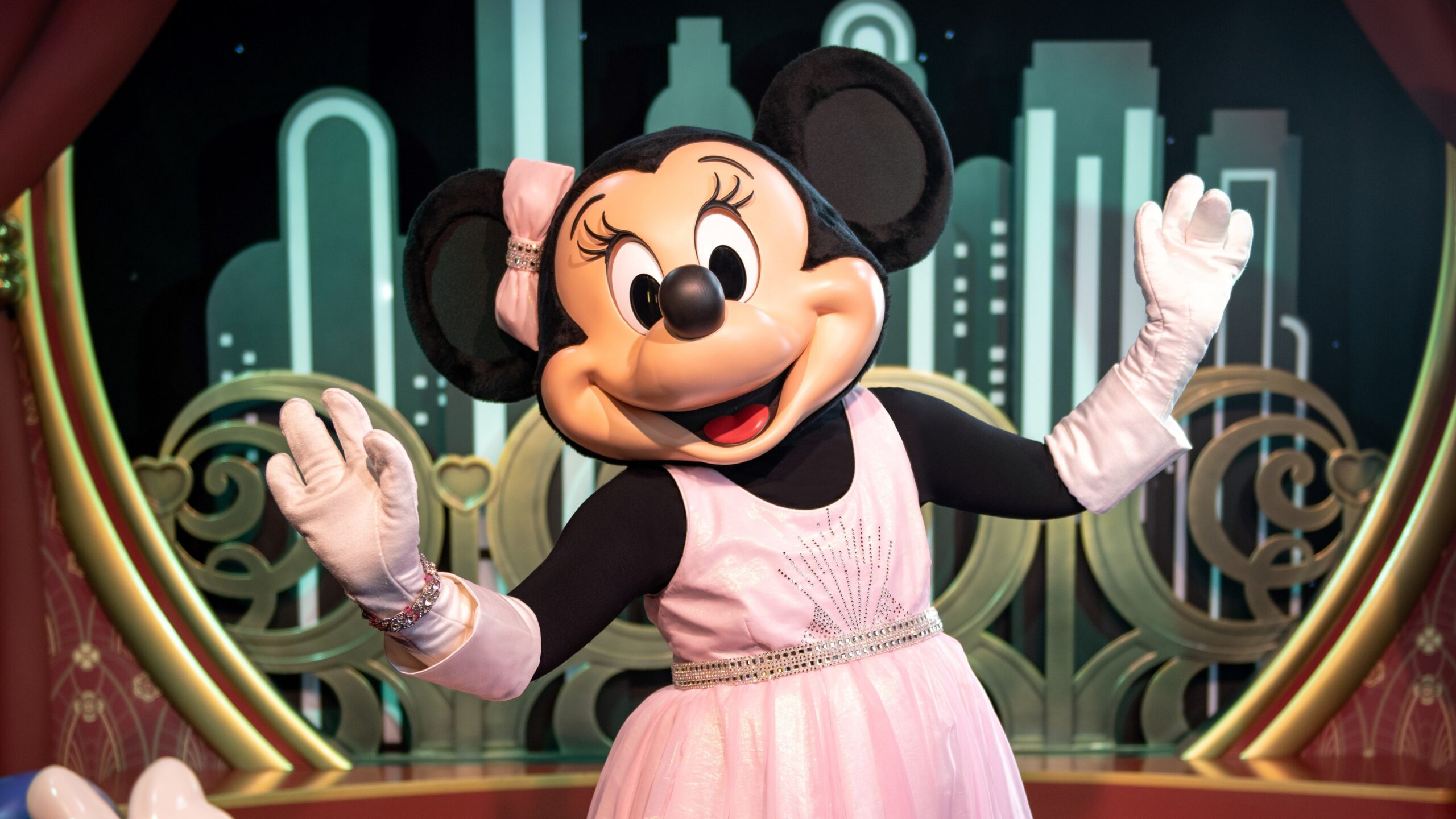 De vestido rosa, Minnie, a namorada do Mickey, se apresenta como princesa no Disney&#8217;s Hollywood Studios