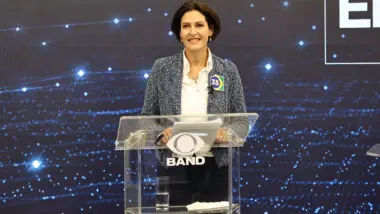 A candidata Cristina Graeml (PMB), em debate na Band TV, na noite desta segunda-feira (15).