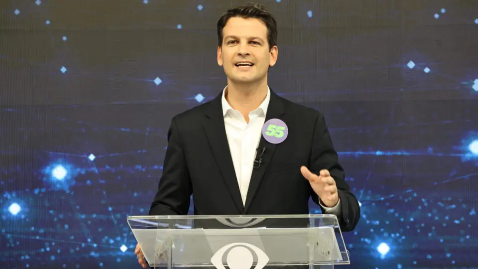 Vice-prefeito e candidato Eduardo Pimentel (PSD) em debate na Band TV, na noite desta segunda-feira (15).