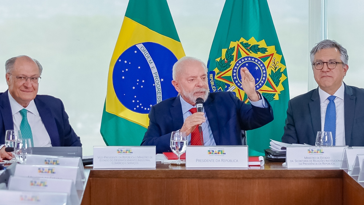 Entre os presentes na reunião estavam o vice-presidente Geraldo Alckmin e o ministro Alexandre Padilha, das Relações Institucionais.