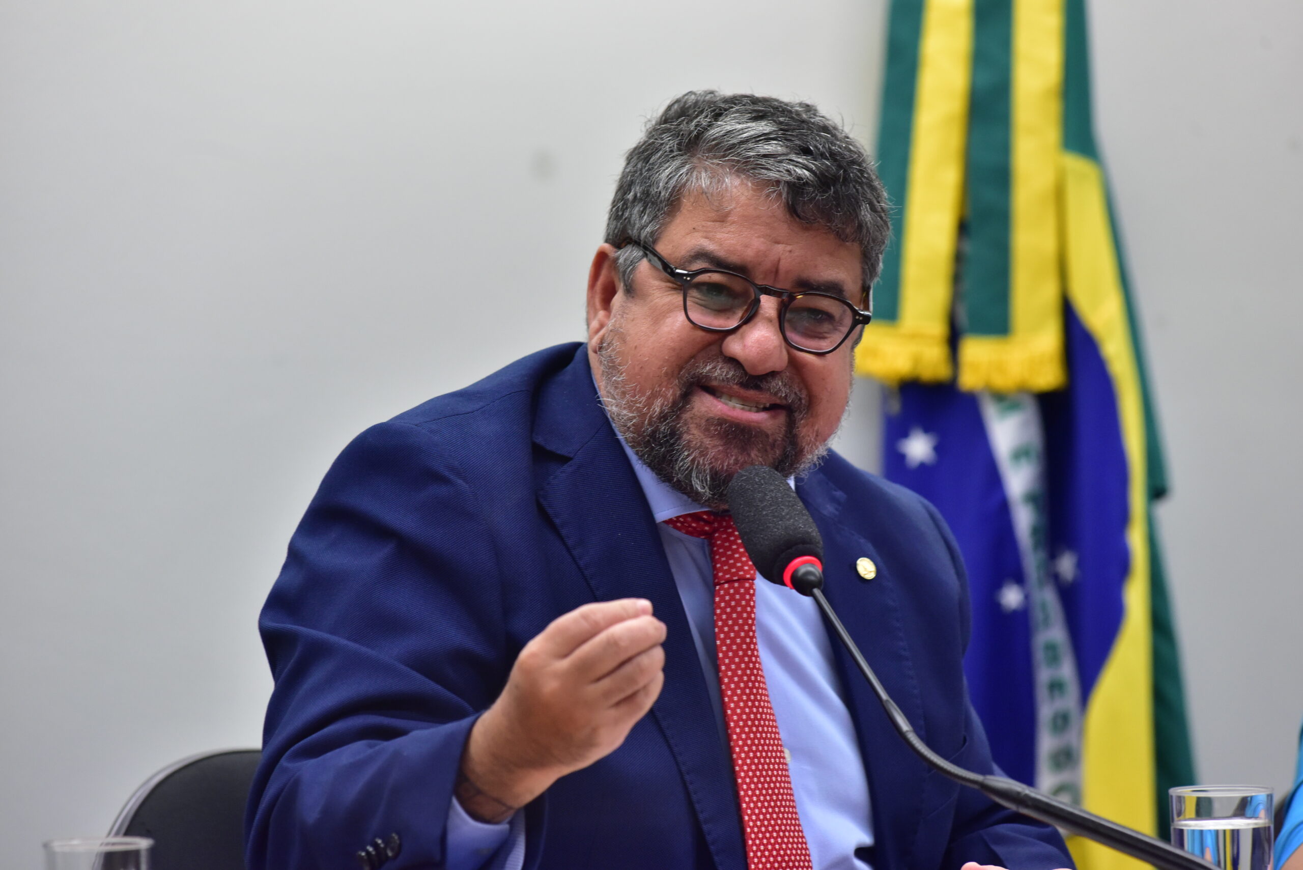 O deputado Washington Quaquá (PT-RJ), na foto acima, deu um tapa no rosto de Messias Donato (Republicanos-ES) durante solenidade no plenário da Câmara em 2023.