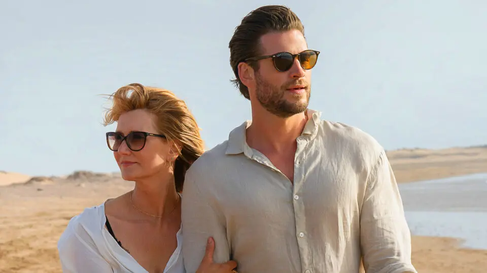 Laura Dern e Liam Hemsworth em cena de "Amores Solitários", lançamento da Netflix