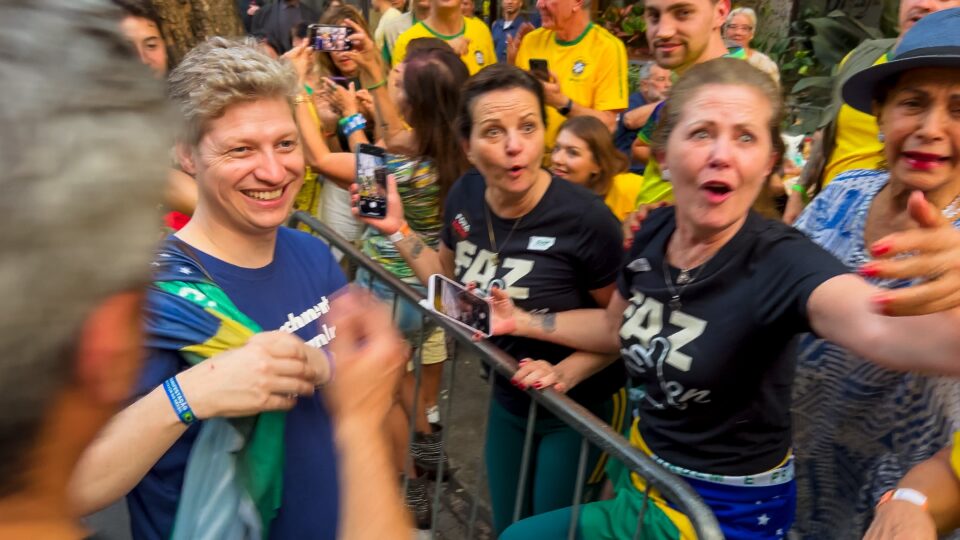 Marcel van Hattem é bem tratado pelo público na manifestação contra a censura de 7 de setembro de 2024.