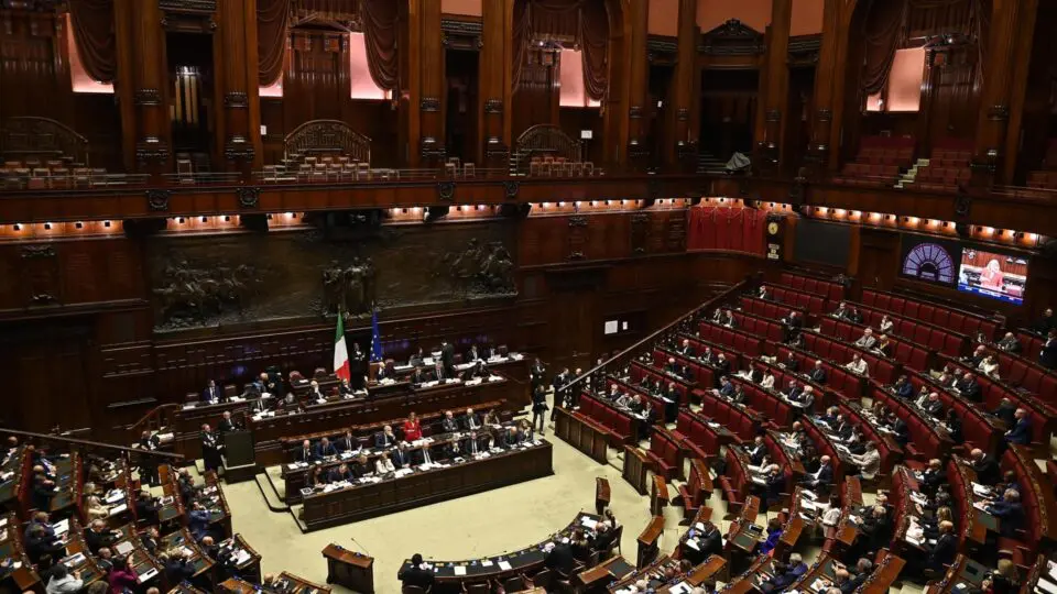 Parlamento da Itália aprova lei que torna “barriga de aluguel” um crime universal