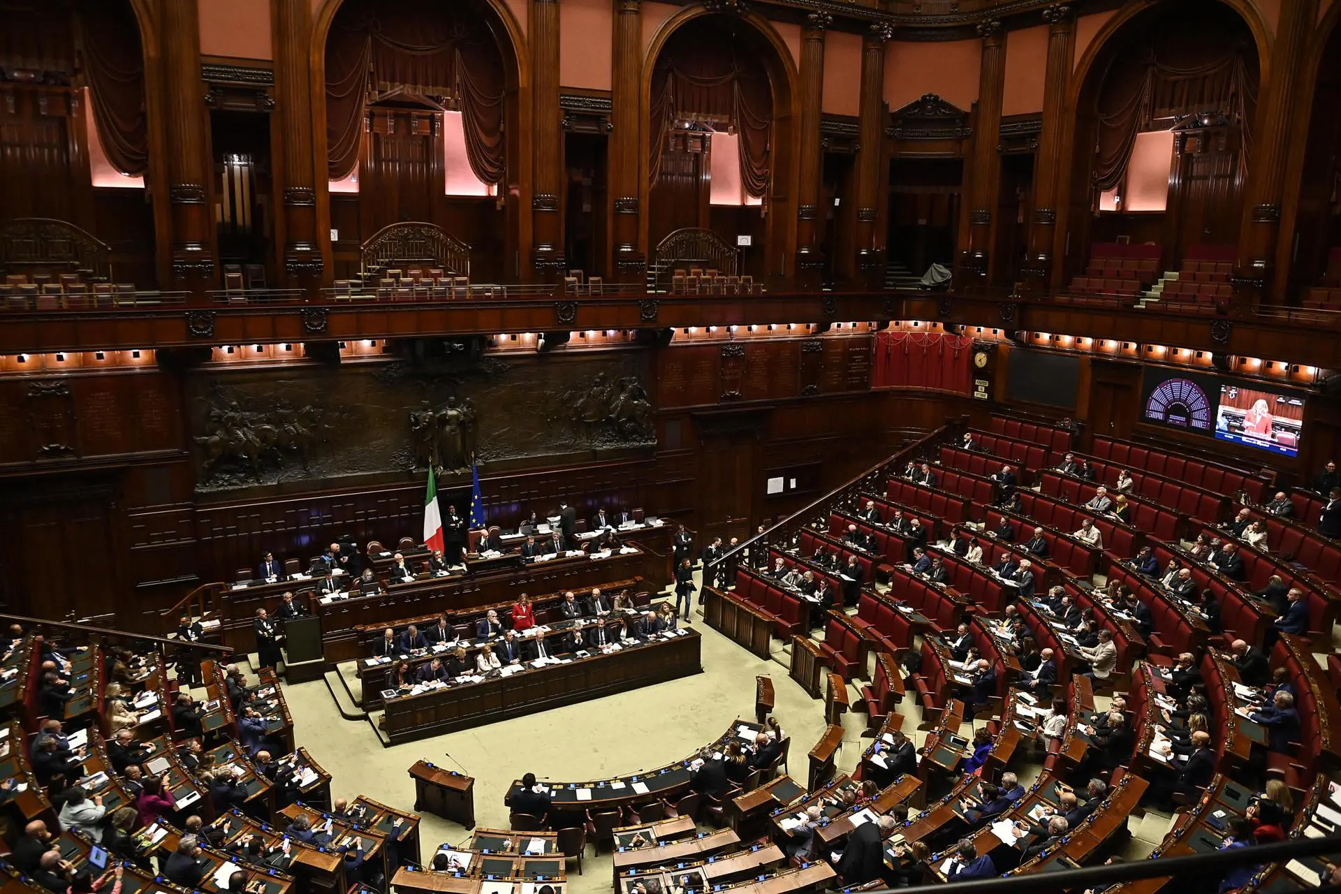 Parlamento da Itália aprova lei que torna “barriga de aluguel” um crime universal