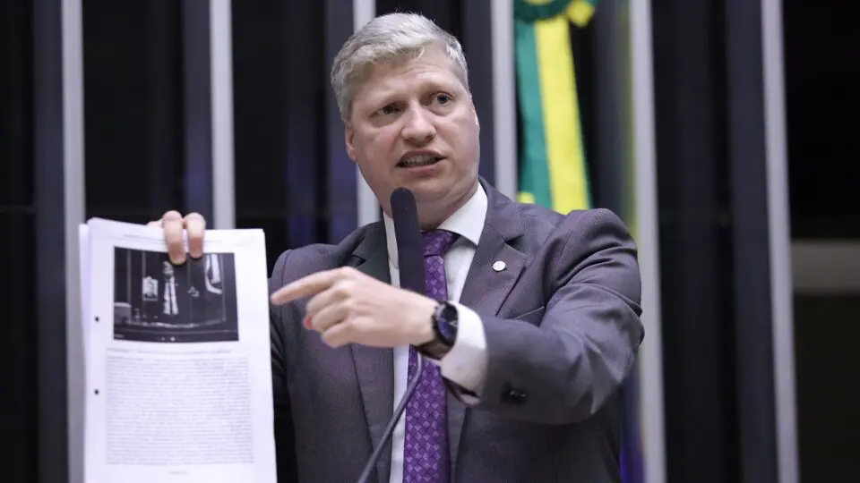 Marcel van Hattem denuncia, na Câmara, investigação sigilosa realizada contra ele.